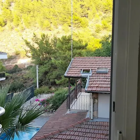 Four Two Bathrooms In The Center Of *