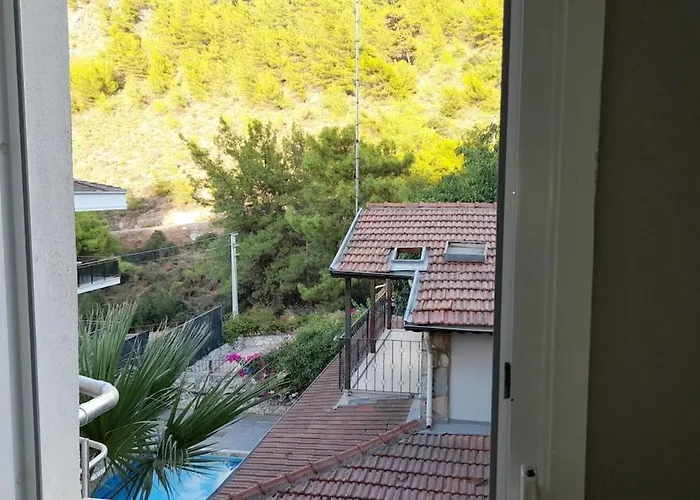 Four Two Bathrooms In The Center Of *